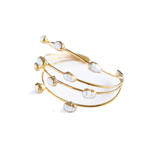 Women Gold-Plated Boho Bracelet, Gold-tone Cuff with Shell Pearl, Bohemian Style Trendy & Adjustable Bangle Elegant Fashion Jewelry