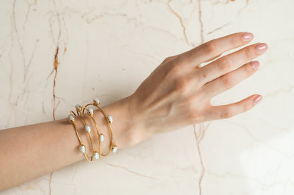 Women Gold-Plated Boho Bracelet, Gold-tone Cuff with Shell Pearl, Bohemian Style Trendy & Adjustable Bangle Elegant Fashion Jewelry