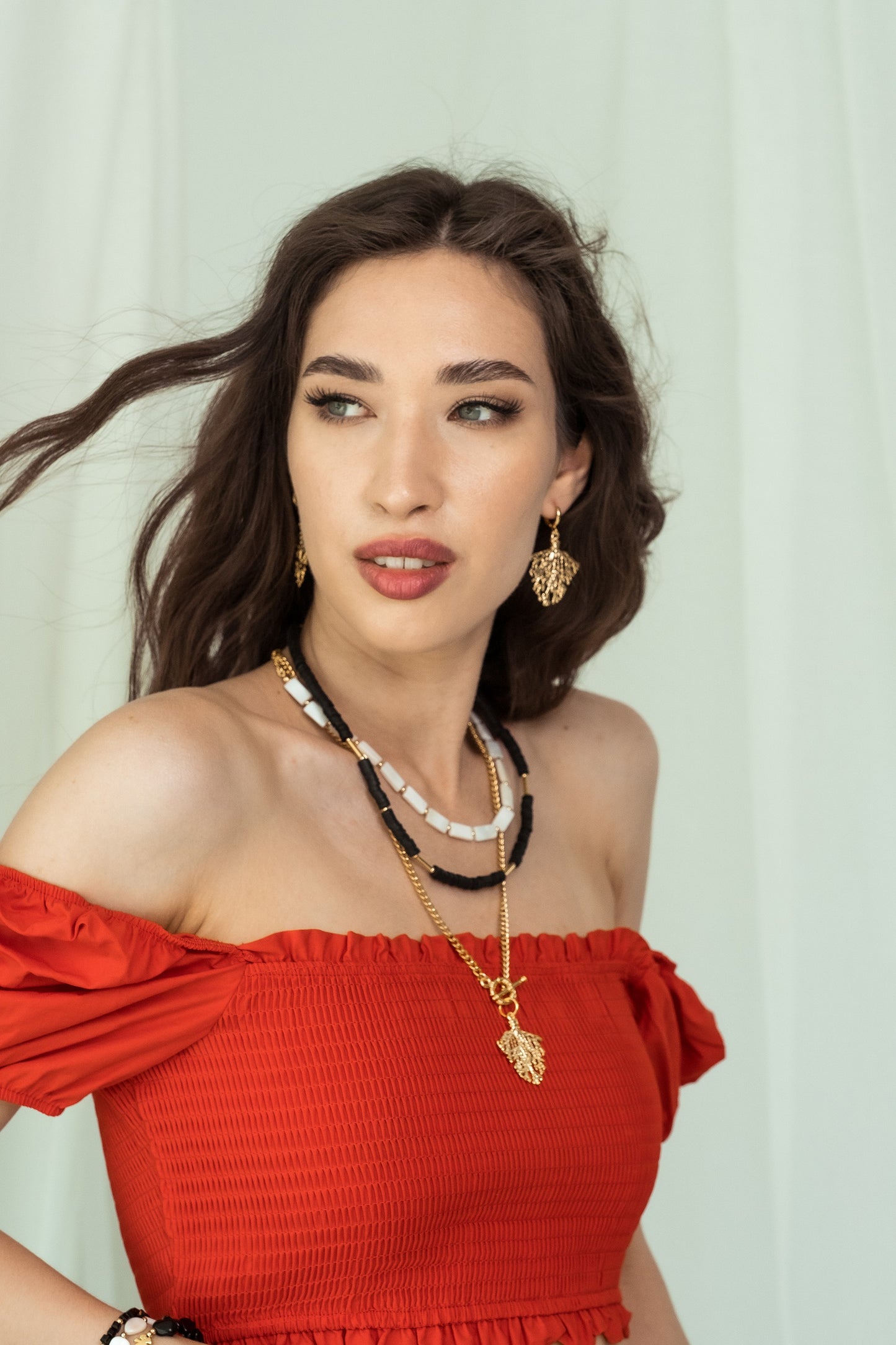 Women Gold-Plated Boho Layered Necklace Set 3Pcs, Mother of Pearl Flat Beads, Black Flat Round Beads, Chain with Leaf Pendant, Bohemian Style Trendy & Adjustable Elegant Fashion Jewelry