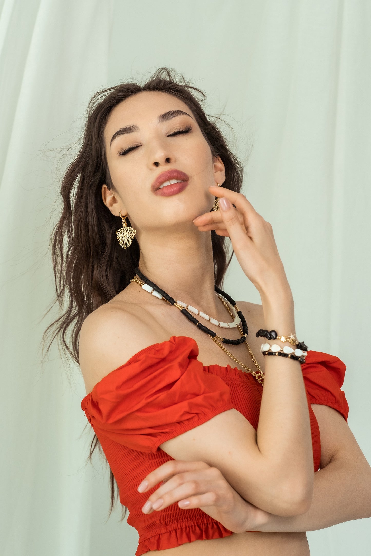 Women Gold-Plated Boho Layered Necklace Set 3Pcs, Mother of Pearl Flat Beads, Black Flat Round Beads, Chain with Leaf Pendant, Bohemian Style Trendy & Adjustable Elegant Fashion Jewelry