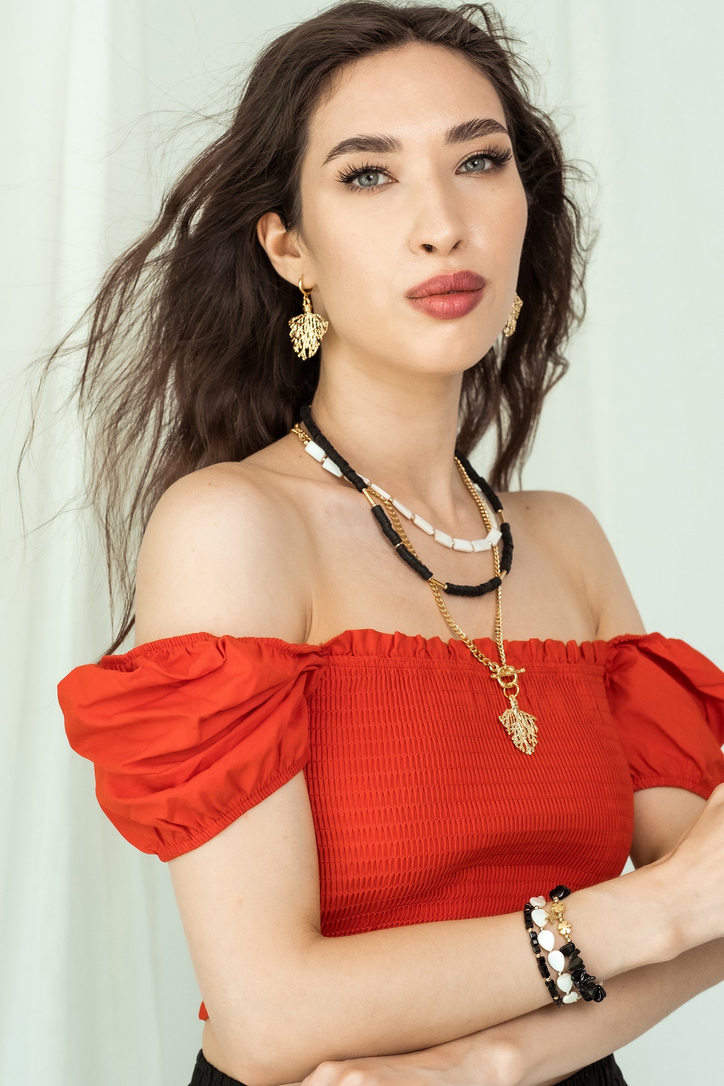 Women Gold-Plated Boho Layered Necklace Set 3Pcs, Mother of Pearl Flat Beads, Black Flat Round Beads, Chain with Leaf Pendant, Bohemian Style Trendy & Adjustable Elegant Fashion Jewelry